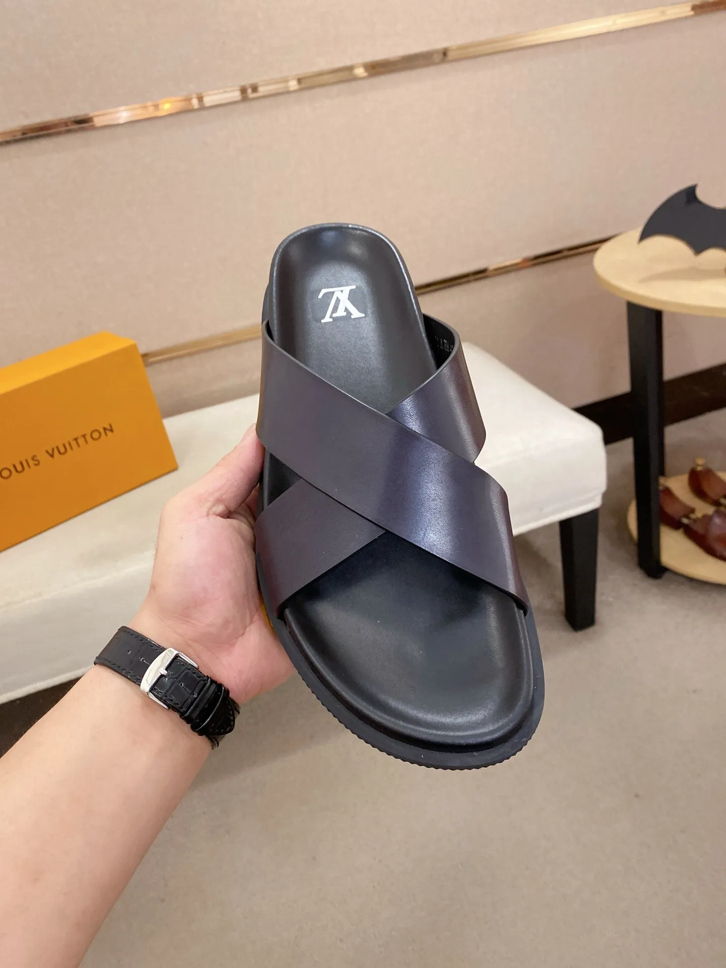 Factory price: 420💰Made by LV🔍Top purchasing agent. Men's spring and summer slippers are available at the same counter. The uppers are made of cowhide imported from Italy. High-quality craftsmanship, soles: original soles specially provided by the original factory, exclusive movable molded soles are super comfortable, original factory follow-up goods, 🔍🔍high quality, can be entered and exited the counter at will, welcome to compare, code number 38-44. Can be customized45